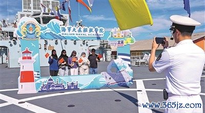 参观人员在戚继光舰飞行甲板合影留念。 王 磊摄